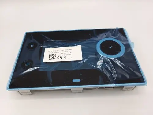 Remeha Bedienelement im Kunststoffschutz, schwarze Oberfläche mit blauen Akzenten, inklusive Tasten für Funktionen und Anzeige, auf einer flachen Basis montiert.